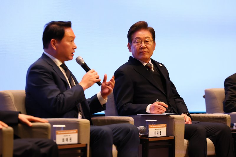 이재명 더불어민주당 대선후보가 8일 오전 서울 중구 대한상공회의소에서 열린 대선후보 초청 경제5단체장 간담회에서 최태원 대한상의 회장의 정책 발언을 듣고 있다. 2025.5.8/뉴스1 ⓒ News1 국회사진취재단
