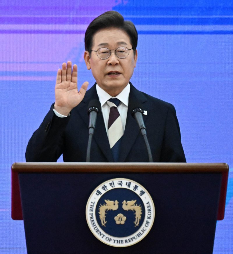 [서울=뉴시스] 국회사진기자단 = 이재명 대통령이 4일 서울 여의도 국회 로텐더홀에서 열린 제21대 대통령 취임선서에 선서하고 있다. 2025.06.04. photo@newsis.com