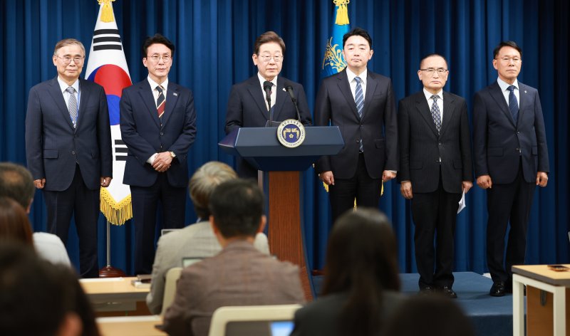 [서울=뉴시스] 고범준 기자 = 이재명 대통령이 4일 서울 용산 대통령실 청사에서 새 정부 첫 인사 발표를 하고 있다. 왼쪽부터 이종석 국정원장 후보자, 김민석 국무총리 후보자, 이 대통령, 강훈식 비서실장, 위성락 안보실장, 황인권 경호처장. 2025.06.04. bjko@newsis.com
