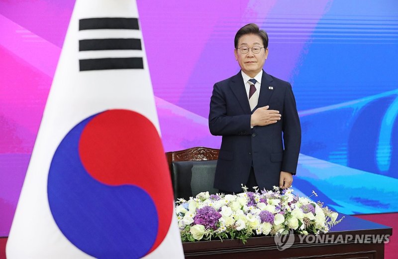 국기에 경례하는 이재명 대통령 (출처=연합뉴스)
