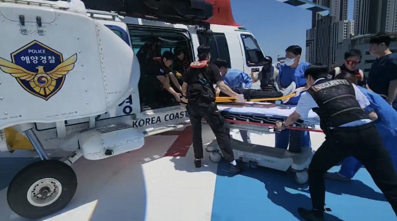 [울산=뉴시스] 박수지 기자 = 4일 오전 울산시 울주군 간절곶 동방 약 22㎞ 해상을 항해 중인 2만7198t급 벌크선에서 중국인 선원 A(53)씨가 통증을 호소해 병원으로 이송되고 있다. (사진=울산 해경 제공) 2025.06.04. photo@newsis.com *재판매 및 DB 금지