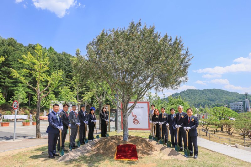 [충주=뉴시스] 이병찬 기자 = 윤승조 총장 등 한국교통대 관계자들이 4일 충주캠퍼스에서 개교 120주년 기념 식수를 한 뒤 사진촬영을 하고 있다.(사진=교통대 제공)2025.06.04.photo@newsis.com *재판매 및 DB 금지