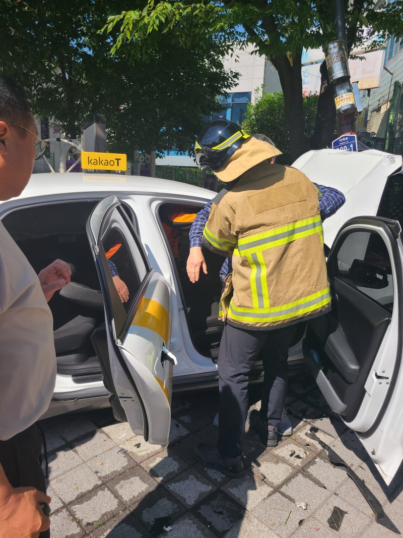 4일 오후 부산 사하구 장림동 교통사고 현장에서 소방대원이 택시 운전자를 꺼내고 있다.(부산소방재난본부 제공. 재판매 및 DB 금지)
