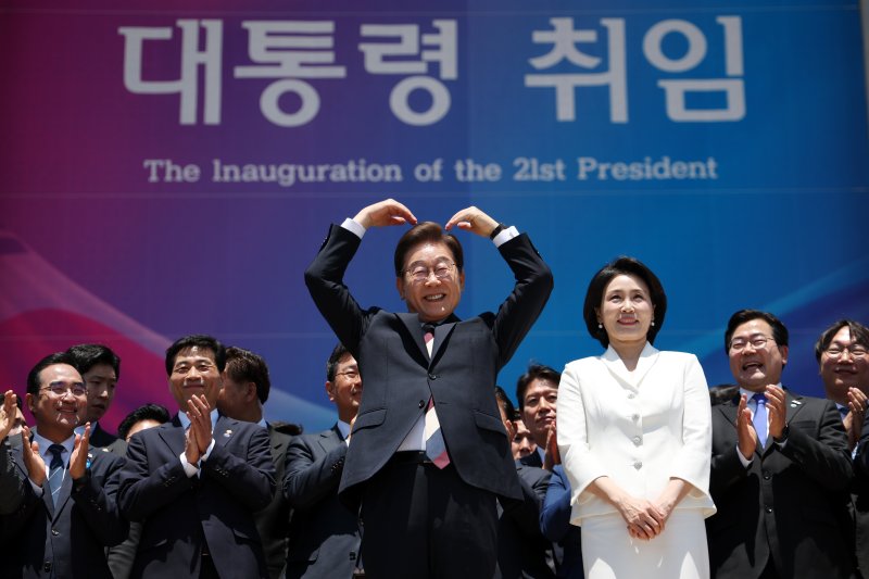 [서울=뉴시스] 조성우 기자 = 이재명 대통령 내외가 4일 오전 서울 여의도 국회 로텐더홀에서 취임 선서를 마치고 나와 잔디광장에 모인 시민들을 향해 하트를 만들어 보이고 있다. 2025.06.04. xconfind@newsis.com
