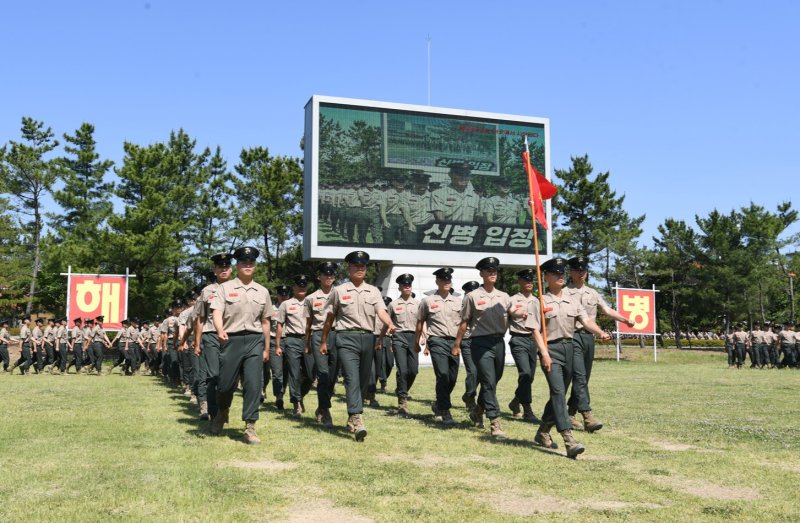 [포항=뉴시스] 안병철 기자 = 4일 해병대 연병장에서 열린 신병 1317기 수료식에 신병들이 입장하고 있다. (사진=해병대 교육훈련단 제공) 2025.06.04. photo@newsis.com
