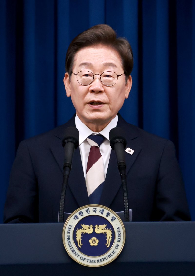 [서울=뉴시스] 고범준 기자 = 이재명 대통령이 4일 서울 용산 대통령실 청사에서 새 정부 첫 인사 발표를 하고 있다. (대통령실통신사진기자단) 2025.06.04. bjko@newsis.com