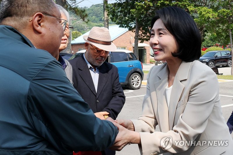 김혜경 여사, 소록도서 한센인 만나…"용기·사랑 기억하겠다" (출처=연합뉴스)