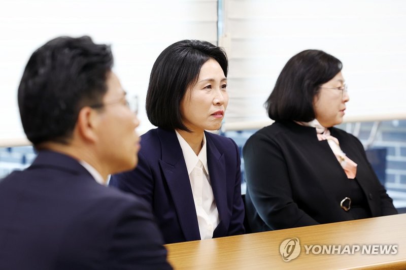 오월어머니들 만난 김혜경 여사 (출처=연합뉴스)