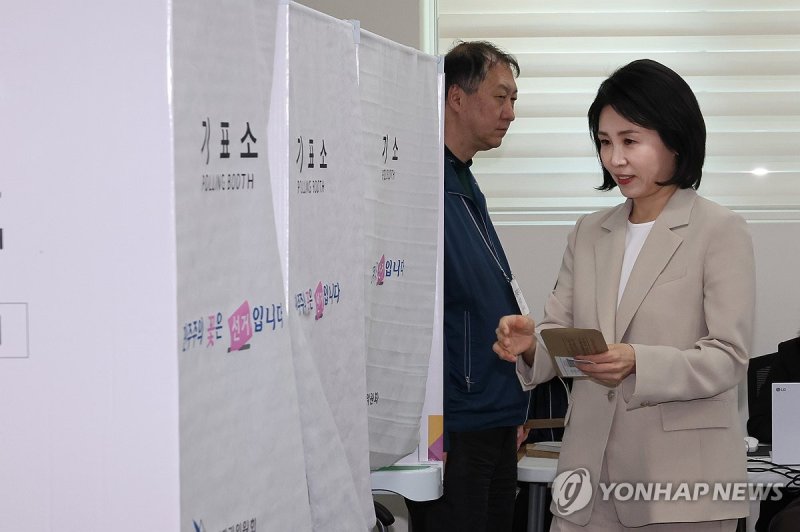 부산에서 사전투표하는 김혜경 여사 (출처=연합뉴스)