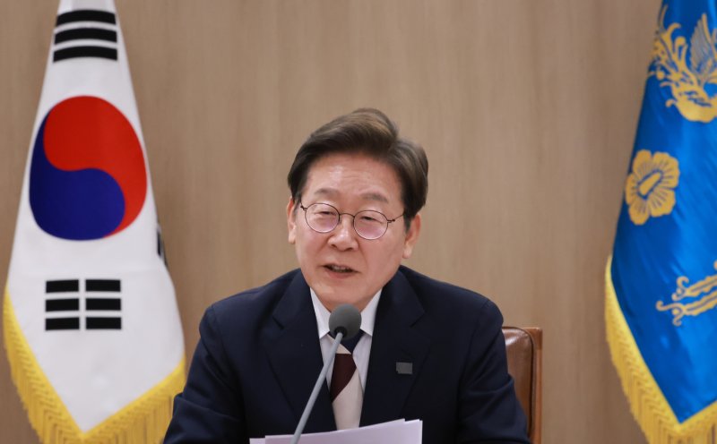 [서울=뉴시스] 최진석 기자 = 이재명 대통령이 4일 서울 용산 대통령실 청사에서 열린 '비상경제점검 태스크포스(TF) 회의'에서 발언하고 있다. (대통령실통신사진기자단) 2025.06.04. myjs@newsis.com <저작권자ⓒ 공감언론 뉴시스통신사. 무단전재-재배포 금지.> /사진=뉴시스화상