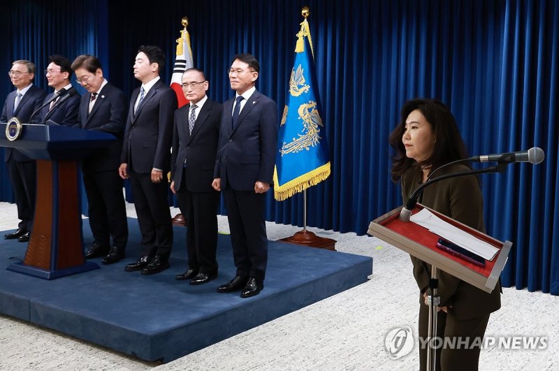 인사하는 강유정 대통령실 대변인 (출처=연합뉴스)