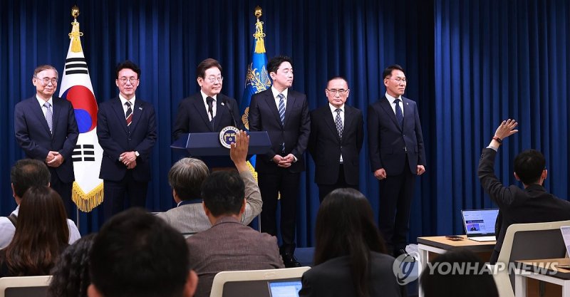 취재진 질문 받는 이재명 대통령 (출처=연합뉴스)