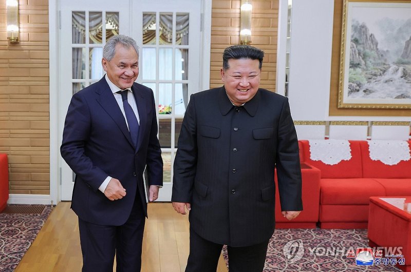 김정은, 방북 쇼이구 만나 "러시아와 협력 더욱 확대" (출처=연합뉴스)