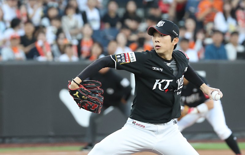 4일 대전 한화생명볼파크에서 열린 '2025 신한 SOL 뱅크 KBO리그' 프로야구 한화 이글스 대 KT 위즈 경기에서 KT 선발 오원석이 투구하고 있다 2025.6.4/뉴스1 ⓒ News1 김기남 기자