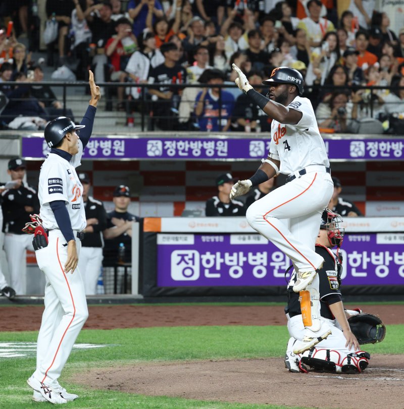 4일 대전 한화생명볼파크에서 열린 '2025 신한 SOL 뱅크 KBO리그' 프로야구 한화 이글스 대 kt 위즈 경기에서 한화 플로리얼이 6회말 1점 홈런을 치고 홈으로 들어오며 점프 세리머니를 하고 있다. 2025.6.4/뉴스1 ⓒ News1 김기남 기자