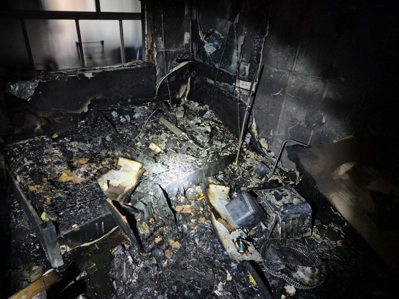 [사설 바카라=뉴시스] 지난 3일 오후 7시17분께 충남 사설 바카라시 신관동 3층짜리 원룸 주택 3층에서 불이 나 내부가 처참히 탄 모습. (사진=사설 바카라소방서 제공) 2025.06.04. photo@newsis.com *재판매 및 DB 금지