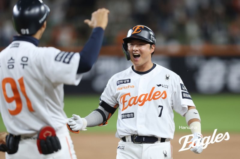 7회 역전타를 날리고 기뻐하는 한화 이도윤(오른쪽) (출처=연합뉴스)