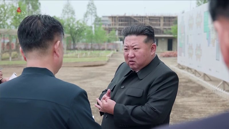 [서울=뉴시스] = 김정은 북한 국무위원장이 지난 2일 강동군 병원과 종합봉사소 건설장을 현지 지도했다고 조선중앙통신이 3일 보도했다. (사진=조선중앙TV 캡처) 2025.06.03. photo@newsis.com *재판매 및 DB 금지