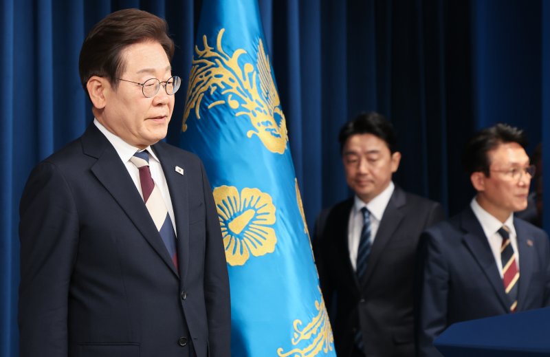 이재명 대통령이 4일 서울 용산구 대통령실 청사 브리핑룸에서 국무총리와 국정원장, 대통령 비서실장 등 인선발표를 하기 위해 입장하고 있다. 국무총리 후보자로는 김민석 국회의원, 국정원장 후보자로는 이종석 전 통일부장관이 지명됐다. 대통령 비서실장으로는 강훈식 국회의원, 안보실장에는 위성락 국회의원이 임명됐고, 경호처장은 황인권 전 육군 대장, 대변인은 강유정 국회의원이 임명됐다. 2025.6.4/뉴스1 ⓒ News1 허경 기자