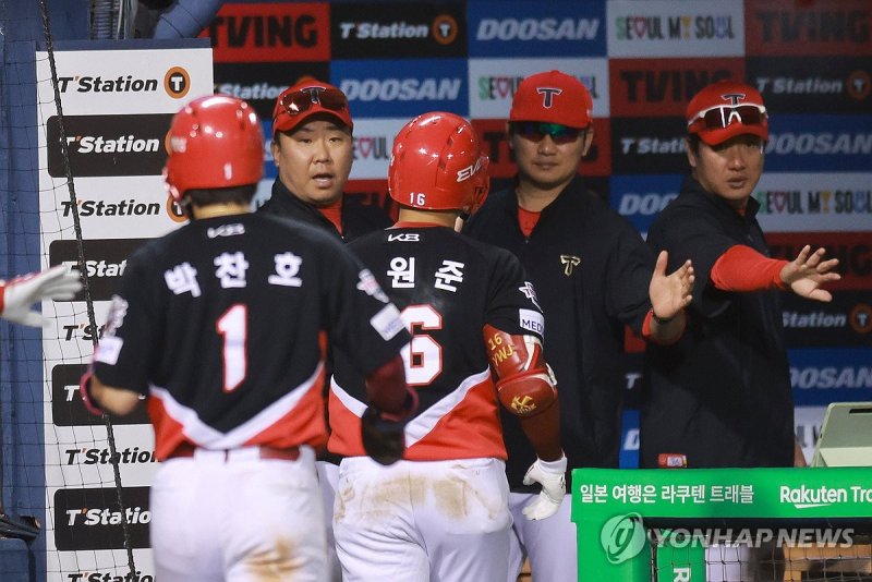 '테이블세터 잘했어!' (출처=연합뉴스)