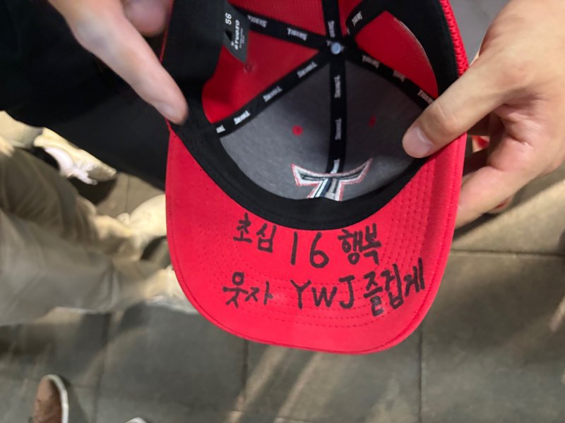 [서울=뉴시스] 신유림 기자 = 프로야구 KIA 타이거즈의 최원준이 4일 서울 잠실구장에서 열린 2025 신한 쏠뱅크 KBO리그 두산 베어스와의 경기를 마친 뒤 취재진에게 모자 안쪽에 새긴 문구를 설명하고 있다. 2025.06.04. spicy@newsis.com *재판매 및 DB 금지