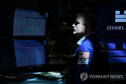 뉴욕 증권거래소의 트레이더 (출처=연합뉴스)