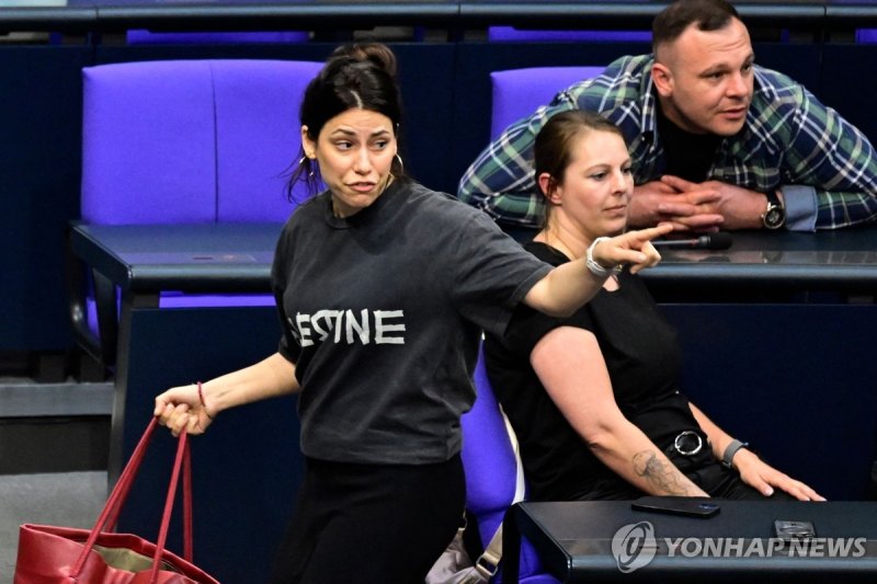 퇴장당하는 칸진 쾨크튀르크 의원 (출처=연합뉴스)