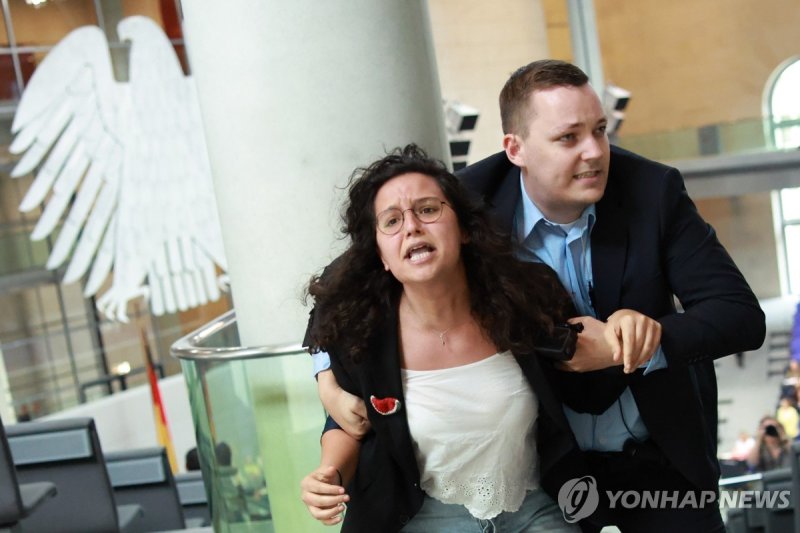 퇴장당하는 방청객 (출처=연합뉴스)