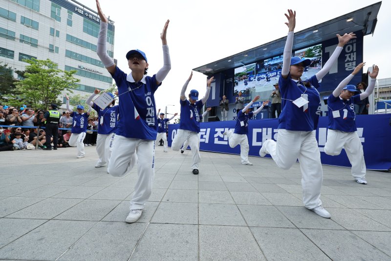 20일 오후 경기 파주시 금릉역 중앙광장에서 열리는 이재명 더불어민주당 대통령 후보 유세 현장에서 선거운동원들이 이 후보 지지를 호소하며 춤을 추고 있다. 2025.5.20/바카라 토토 사이트1 ⓒ News1 안은나 기자