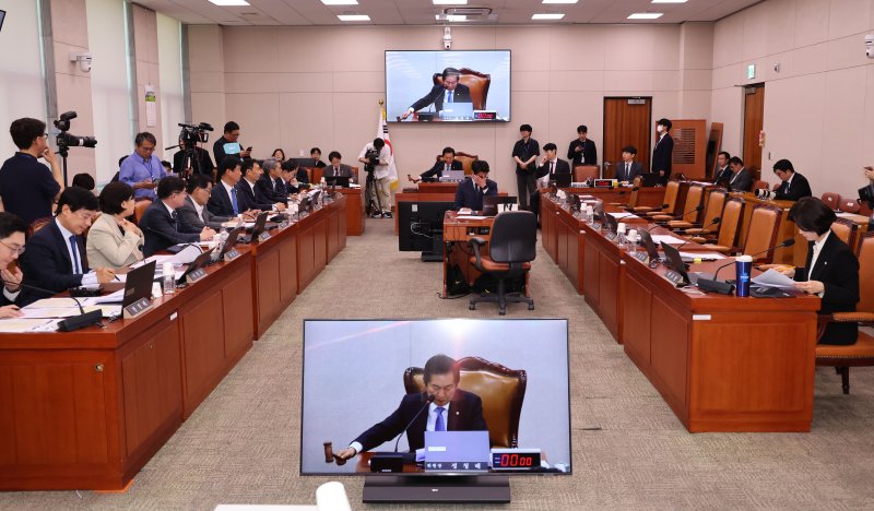 [서울=뉴시스] 권창회 기자 = 정청래 법사위원장이 7일 서울 여의도 국회에서 열린 법제사법위원회 전체회의에서 국민의힘 의원들이 퇴장한 가운데 의사봉을 두드리고 있다. 2025.05.07. kch0523@newsis.com