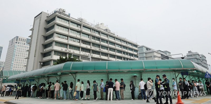 주한미국대사관의 비자 신청 행렬 (출처=연합뉴스)