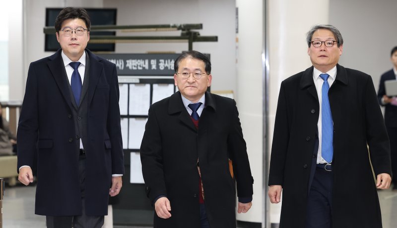 25일 오후 서울 서초구 서울고등법원에서 열린 '김학의 불법 출국금지' 2심 선고 공판에 출석한 조국혁신당 이규원 대변인(왼쪽), 차규근 의원(가운데), 이광철 전 청와대 민정비서관이 법원을 나서고 있다. 2024.11.25/뉴스1 ⓒ News1 김명섭 기자