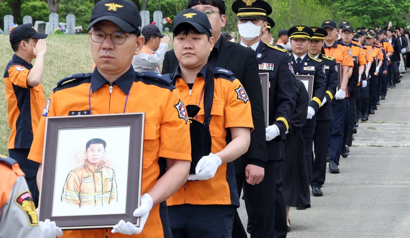 [대전=뉴시스] 강종민 기자 = 지난해 4월 24일 국립대전현충원에서 열린 순직 소방공무원 합동 안장식에서 故 곽종철 소방장과 배규대 소방장, 민대성 소방위, 박주상 소방장, 한명희 소방장, 정미화 소방교, 김관옥 소방장, 고은호 소방경, 오세민 소방위의 영현과 유해가 봉송되고 있다. 2024.04.24. ppkjm@newsis.com