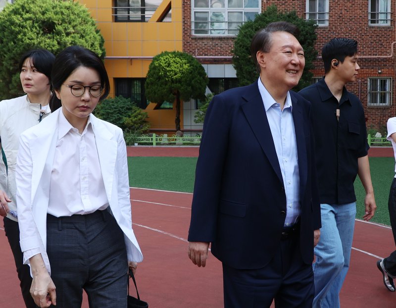 [서울=뉴시스] 박주성 기자 = 윤석열 전 대통령 내외가 제21대 대통령선거일인 지난 3일 오전 서울 서초구 원명초등학교에 마련된 서초4동 제3투표소에서 투표를 마친 후 투표소를 나서고 있다. (공동취재) 2025.06.03. photo@newsis.com