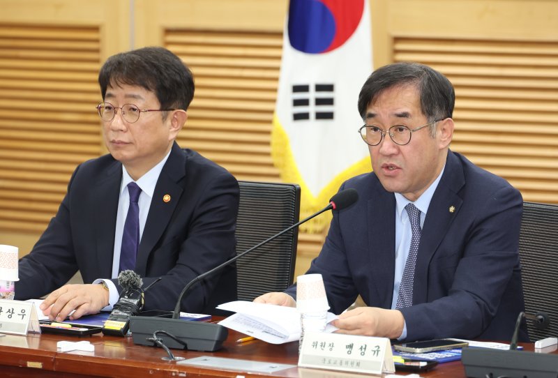 [서울=뉴시스] 맹성규 국회 국토교통위원장(오른쪽)이 지난 2월20일 서울 여의도 국회 의원회관에서 열린 부동산 PF 선진화를 위한 토론회에서 인사말을 하는 모습. 왼쪽은 박상규 현 국토교통부 장관. 2025.06.04. (사진=뉴시스DB) photo@newsis.com