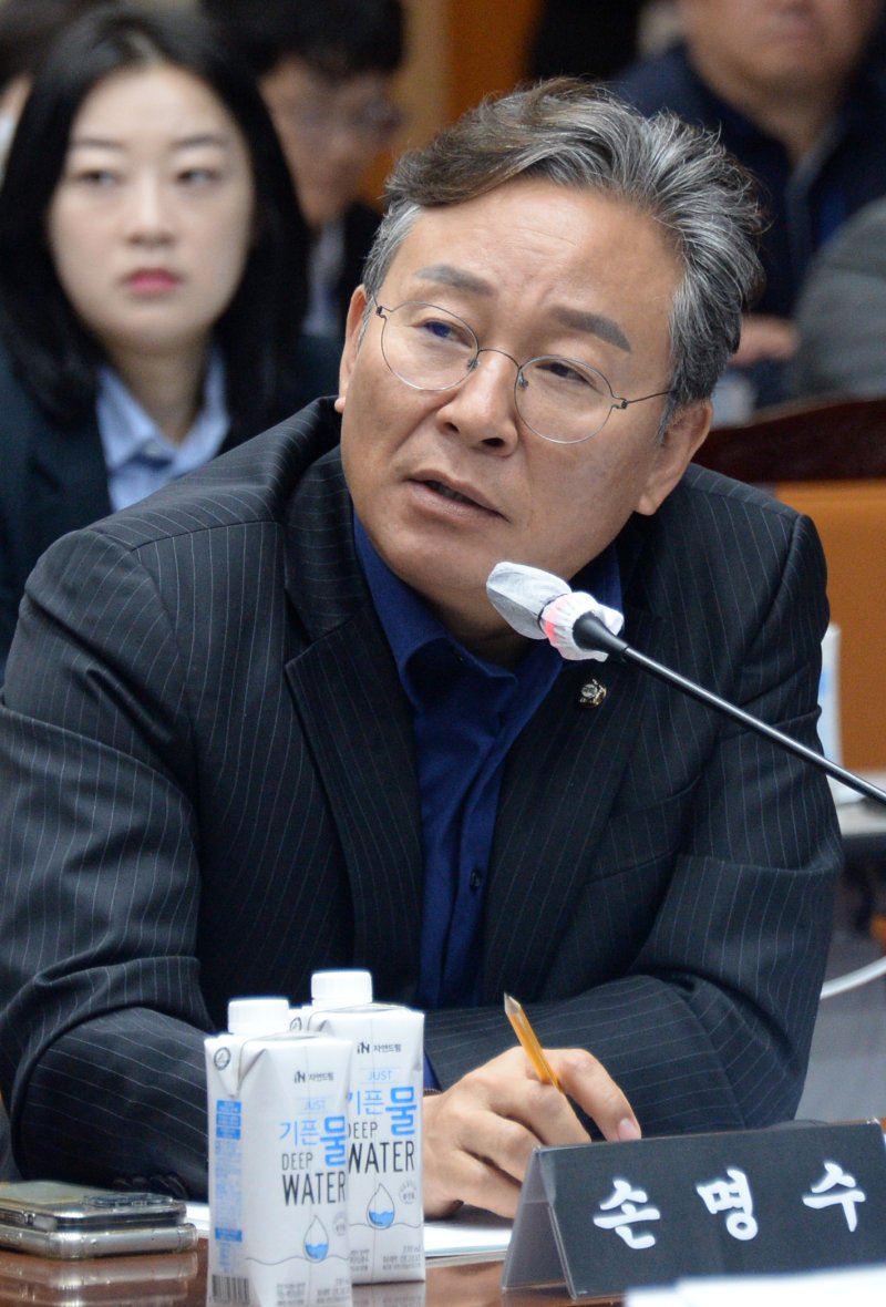 [전주=뉴시스] 손명수 더불어민주당 국회의원이 지난해 10월14일 전북 전주시 전북특별자치도청 대회의실에서 열린 '2024년 국회 국토교통위 국정감사'에 참석해 발언하는 모습. 2025.06.05. (사진=뉴시스DB) photo@newsis.com