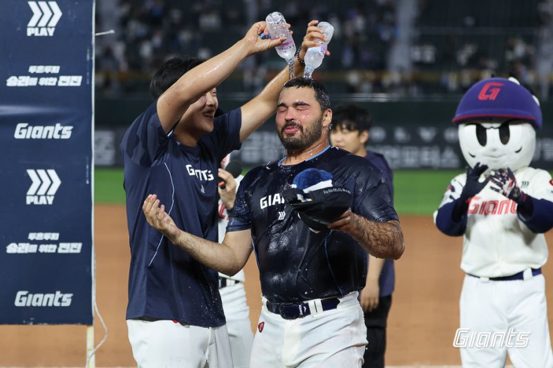 롯데 감보아가 첫승을 따낸 뒤 물세례를 받고 있다.(롯데 자이언츠 제공)