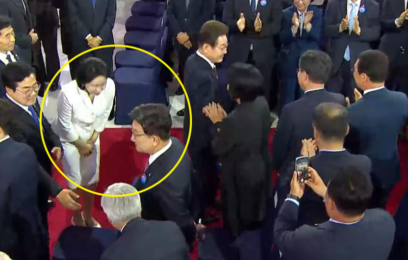 "이게 야당 품격?"...김혜경 여사 인사하자, 고개 싹 돌린 권성동