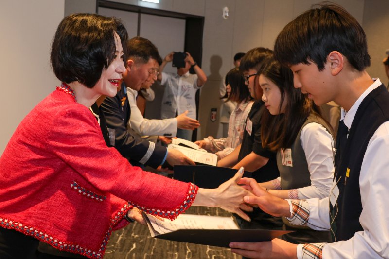 [서울=뉴시스]지난 4일 서울 송파구 롯데월드타워에서 열린 '신격호 롯데 나라사랑 장학금' 전달식에서 장혜선 이사장이 수여증을 건네고 있다(사진=롯데장학재단 제공) *재판매 및 DB 금지