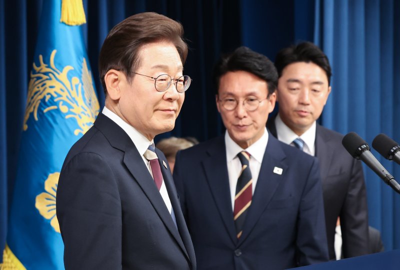 이재명 대통령이 4일 서울 용산구 대통령실 청사 브리핑룸에서 국무총리와 국정원장, 대통령 비서실장 등 인선발표를 하기 위해 입장하고 있다. 2025.6.4/뉴스1 ⓒ News1 허경 기자