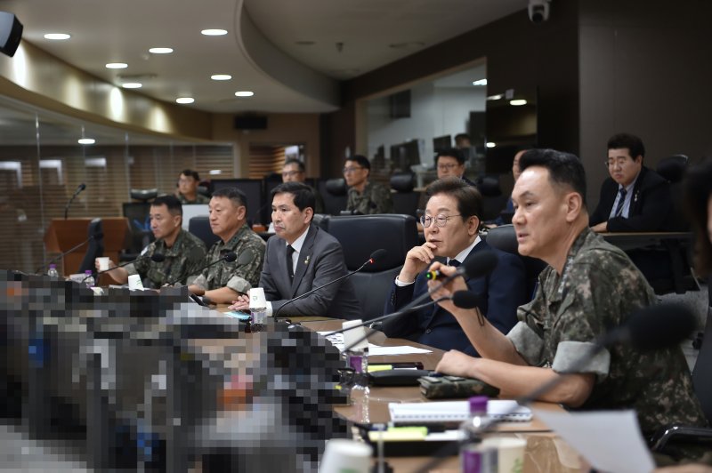 이재명 대통령이 4일 서울 용산구 합동참모본부 전투통제실을 방문해 김명수 합참의장에게 군사대비태세 보고를 받고 있다. (국방부 제공. 재판매 및 DB 금지) 2025.6.4/뉴스1