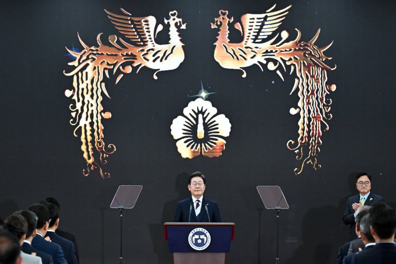 [서울=뉴시스] 국회사진기자단 = 이재명 대통령이 지난 4일 서울 여의도 국회 로텐더홀에서 열린 제21대 대통령 취임 선서식에서 취임사를 하고 있다. 2025.06.04. photo@newsis.com