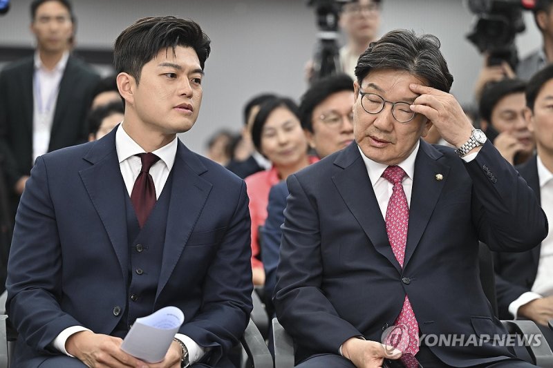 대화 나누는 김용태 비대위원장-권성동 원내대표 (출처=연합뉴스)