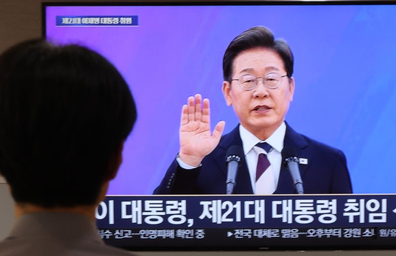 [서울=뉴시스] 김명원 기자 = 4일 오전 서울 종로구 정부서울청사에 이재명 21대 대통령의 취임선서가 TV모니터에 생중계되고 있다. 이재명 대통령의 약식 취임식은 이날 오전 국회의사당 로텐더홀에서 새 정부의 출범을 선포하는 자리로 취임선서와 취임사 중심으로 간소하게 진행됐다. 2025.06.04. kmx1105@newsis.com