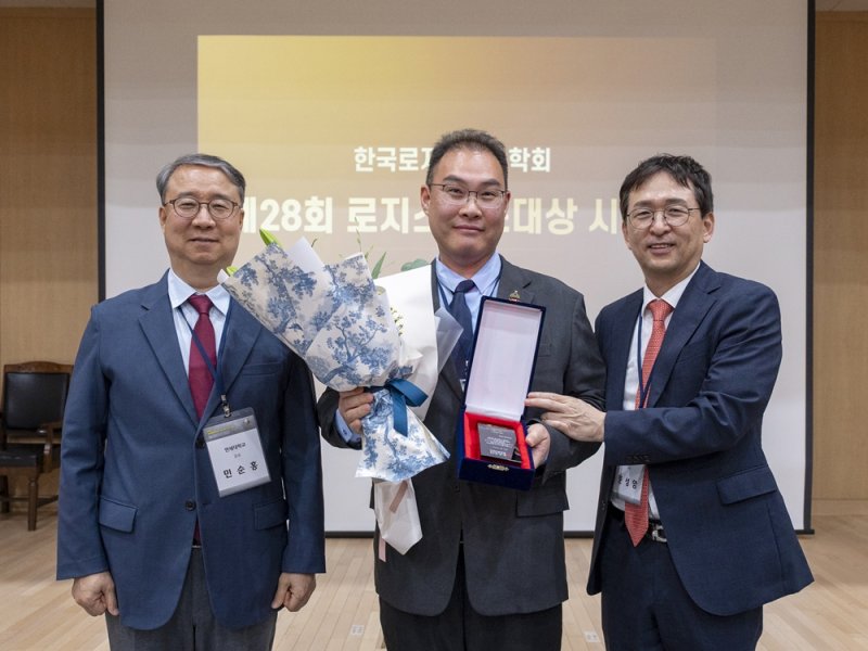 [서울=뉴시스] BGF로지스 한국고니카지노 유통물류 부문 대상 (왼쪽부터) 민승홍 한국고니카지노 전 학회장 교수, 이민재 BGF로지스 대표, 문성암 한국고니카지노학회장 교수 (사진=BGF 제공) *재판매 및 DB 금지