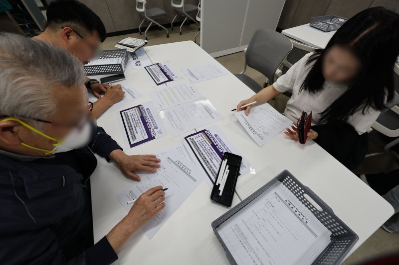 19일 광주 광산구청 송정보건지소 1층에 마련된 금호타이어 화재 사고 주민 피해 현황 접수처가 주민들로 붐비고 있다. 2025.5.19/뉴스1 ⓒ News1 박지현 기자