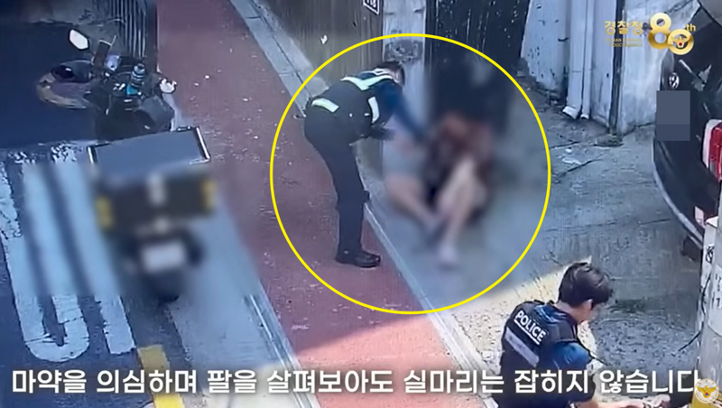 지난 4월 수면제를 복용한 채 운전대를 잡은 해피카지노가 서울의 한 골목 이면도로에서 오토바이 충돌사고를 냈다. 신고를 받고 출동한 경찰이 해피카지노의 마약복용을 의심해 해피카지노의 상태를 살펴보고 있다. /사진=유튜브 채널 '대한민국 경찰청' 캡처