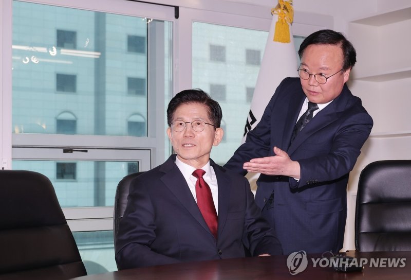 국민의힘 당사 대선 후보 사무실 찾은 김문수 (출처=연합뉴스)