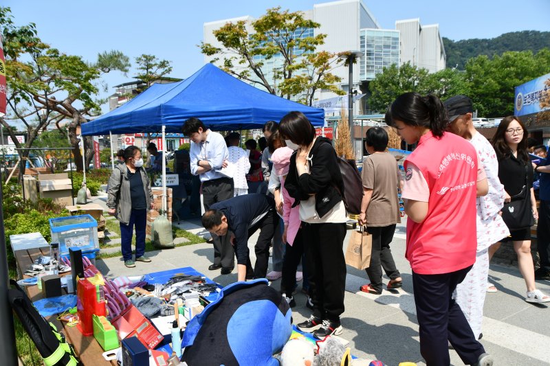 아름다운가게와 함께하는 나눔 바자회.(한림대 춘천성심쿨카지노 제공. 재판매 및 DB금지)/뉴스1