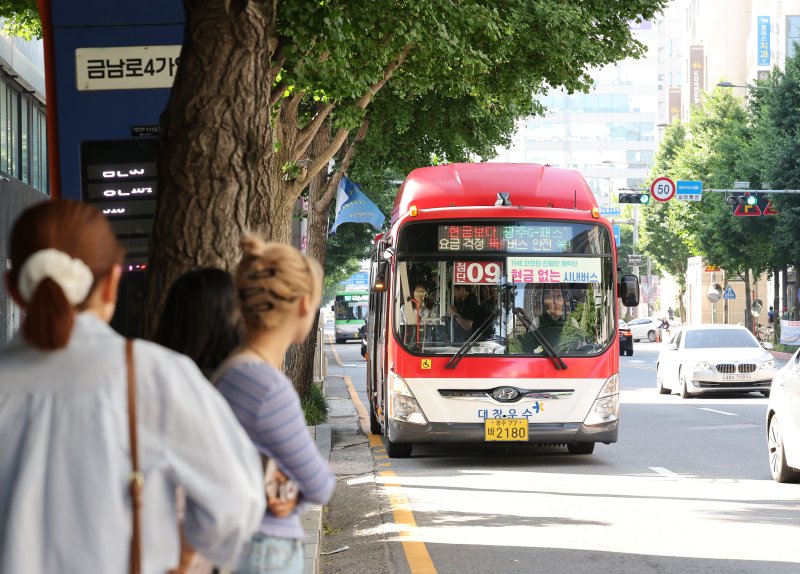 광주 시내카지노 룰렛 사이트 노사의 임금·단체협약 교섭이 결렬돼 파업이 시작된 5일 오전 광주 동구 금남로 일대에서 시민들이 카지노 룰렛 사이트를 기다리고 있다. 2025.6.5/뉴스1 ⓒ News1 박지현 기자